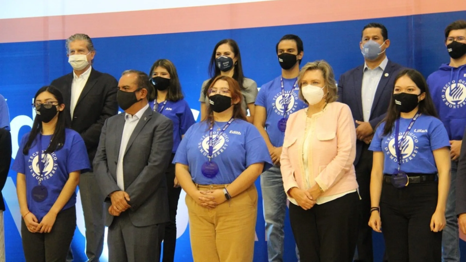 Edith en la ceremonia de bienvenida a la generación de Líderes del Mañana