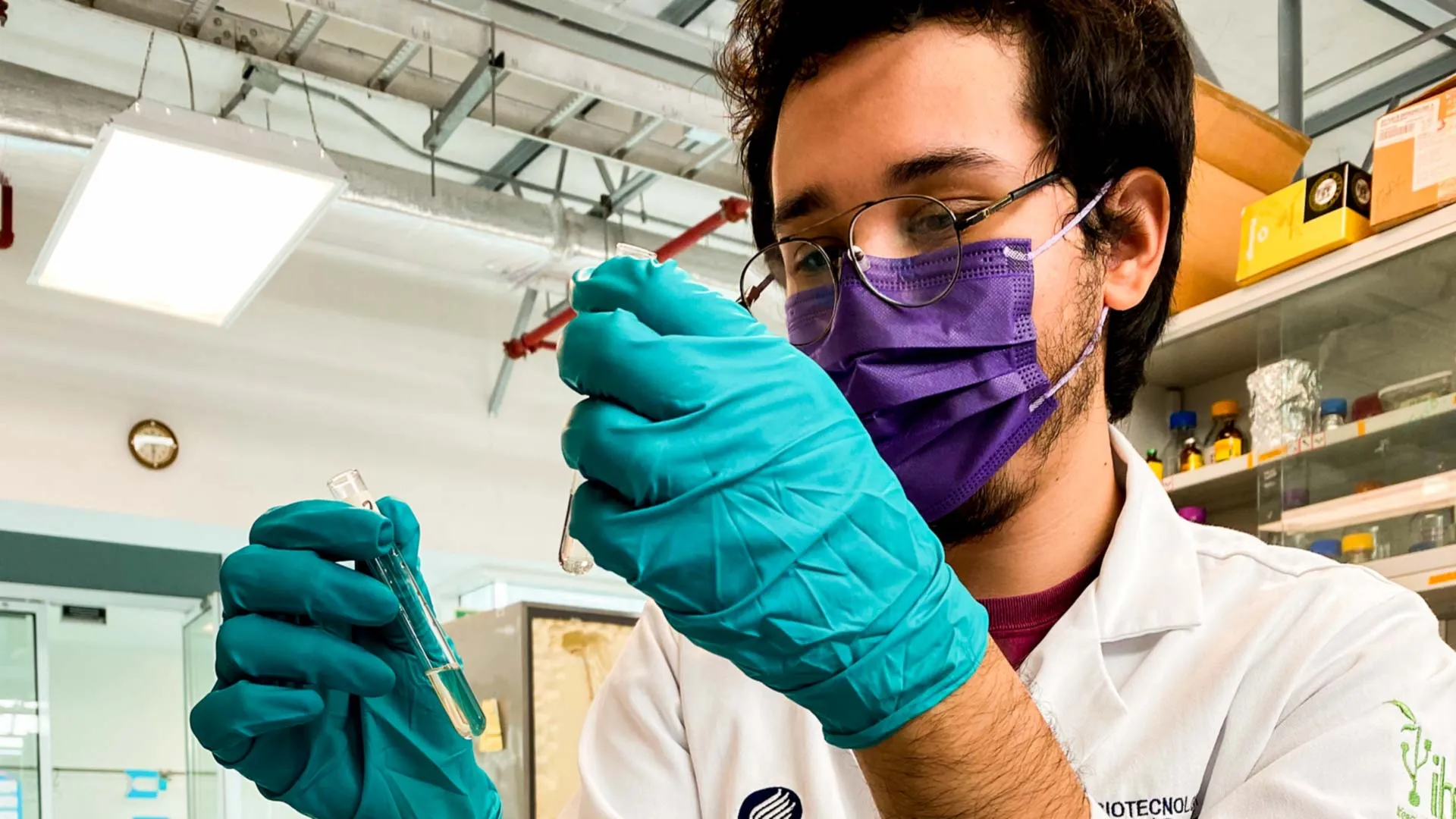 Mexicano busca usar bacteria para eliminar petróleo y es premiado