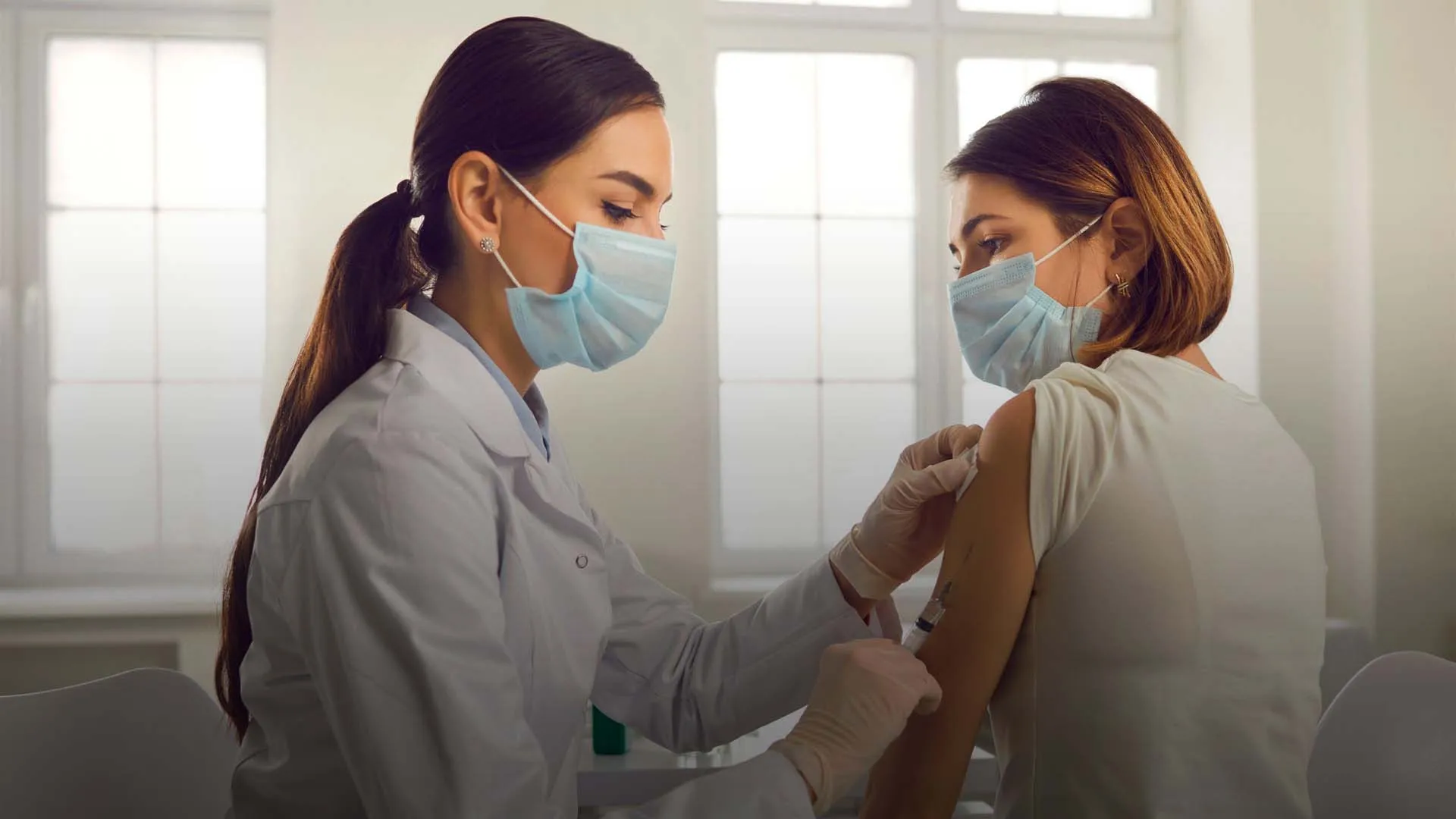 Vacuna contra la influenza te la puedes poner si ya tienes la vacuna de COVID