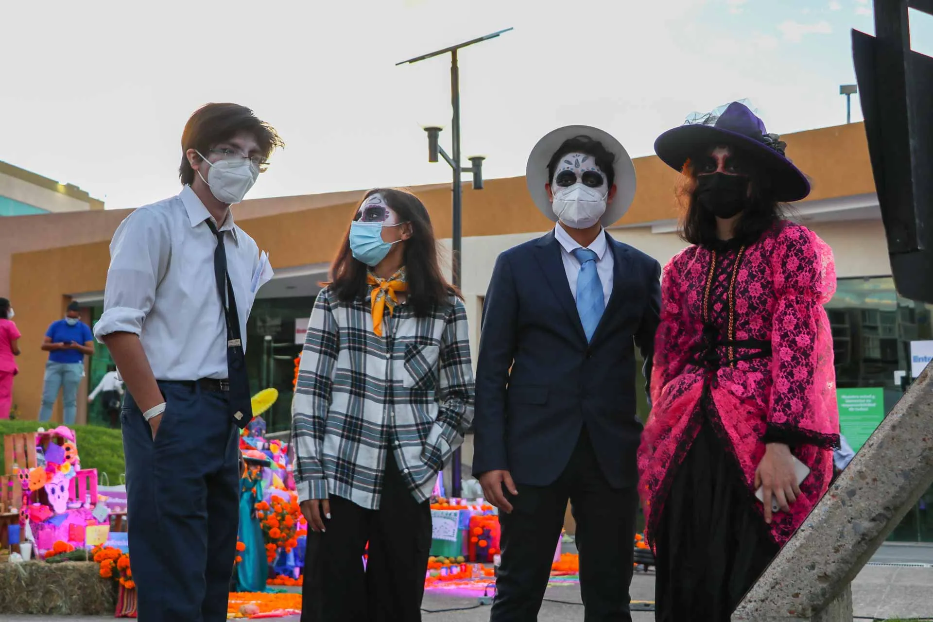 Alumnos y colaboradores desfilaron en el concurso de disfraces