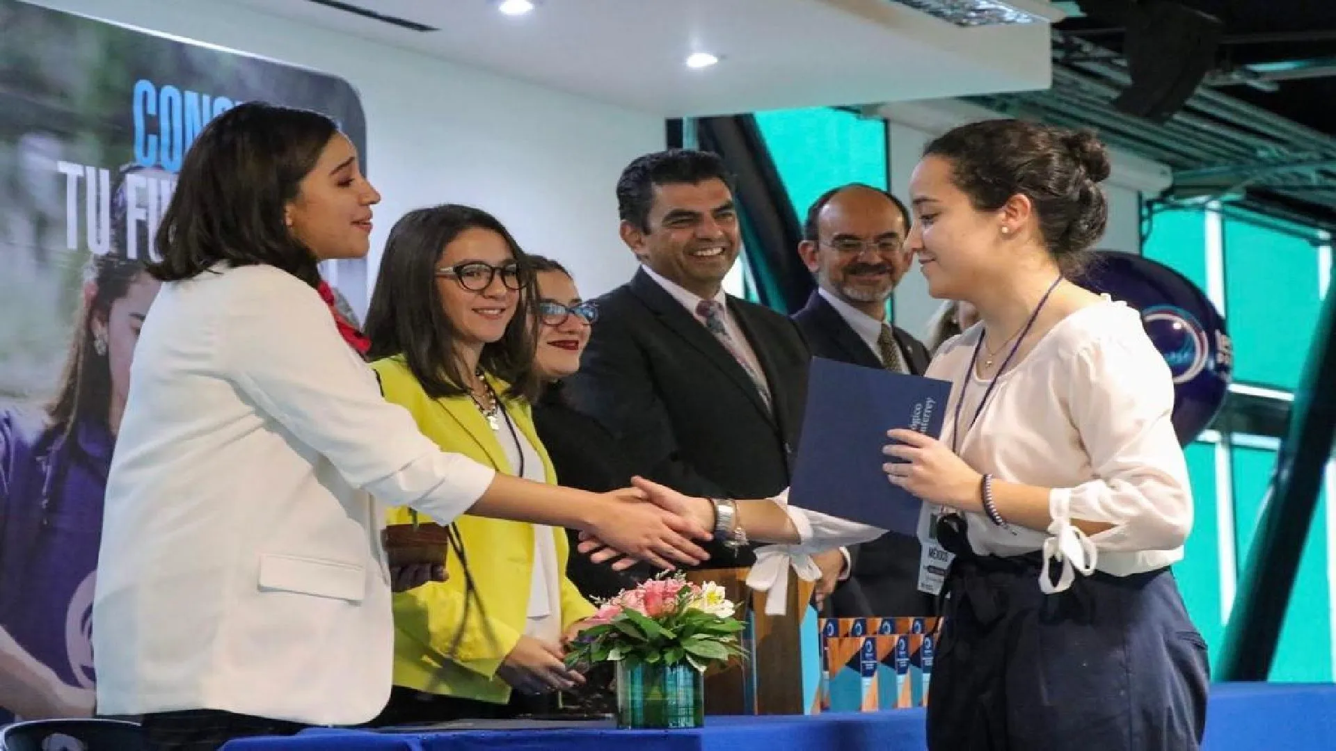 Mariana Acebo recibiendo su diploma en TecMun 2019