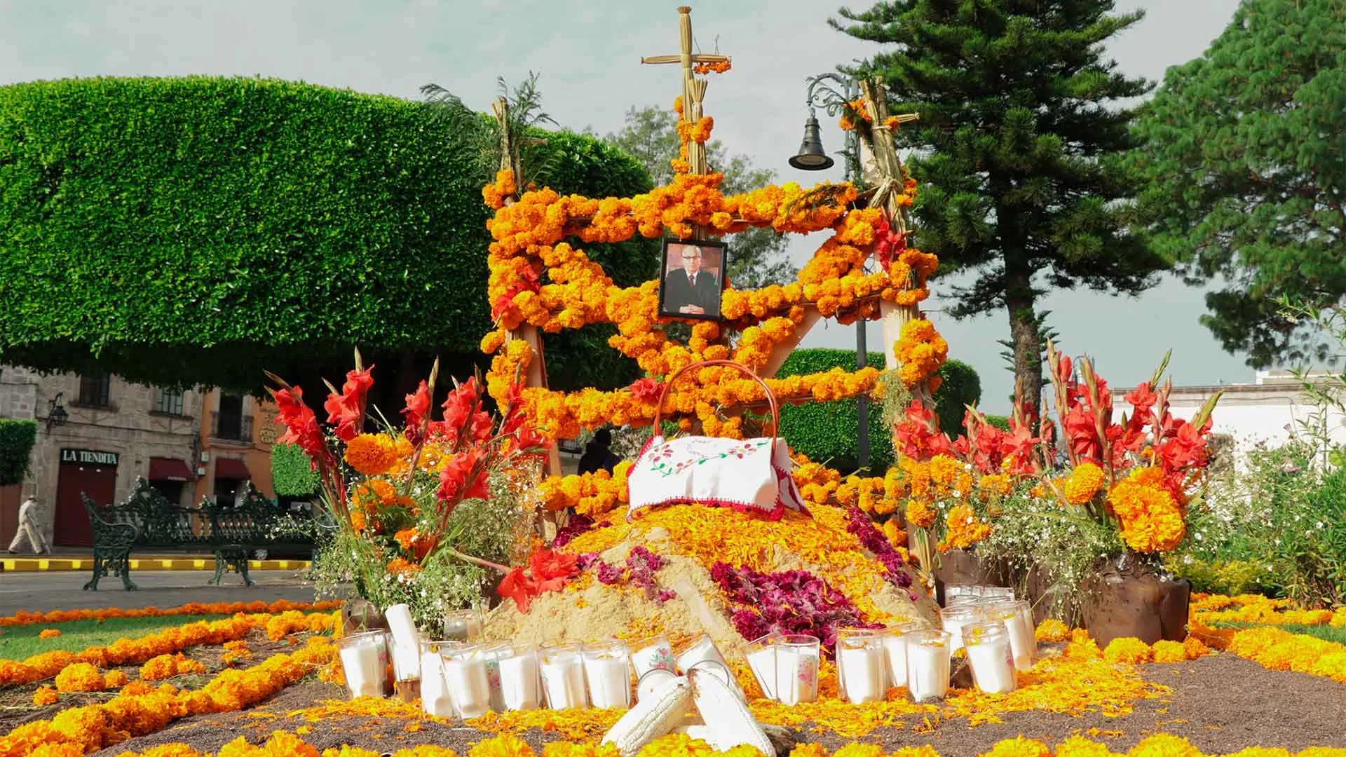 Altares tradicionales del día de muertos en Michoacán