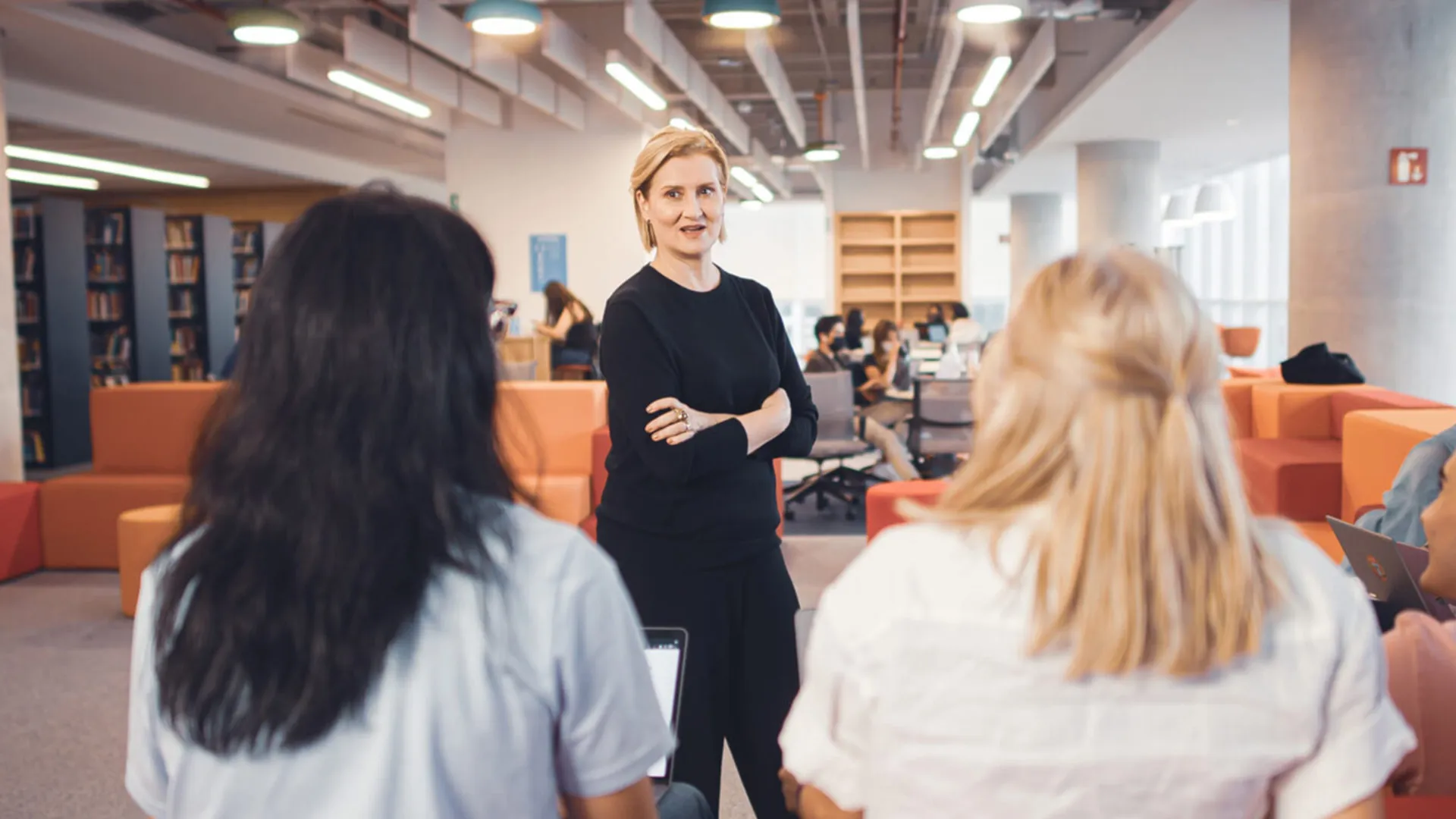 Ana Mallet es una profesora distinguida en el Tec de Monterrey y ha sido curadora independiente en proyectos de museos en México y el mundo