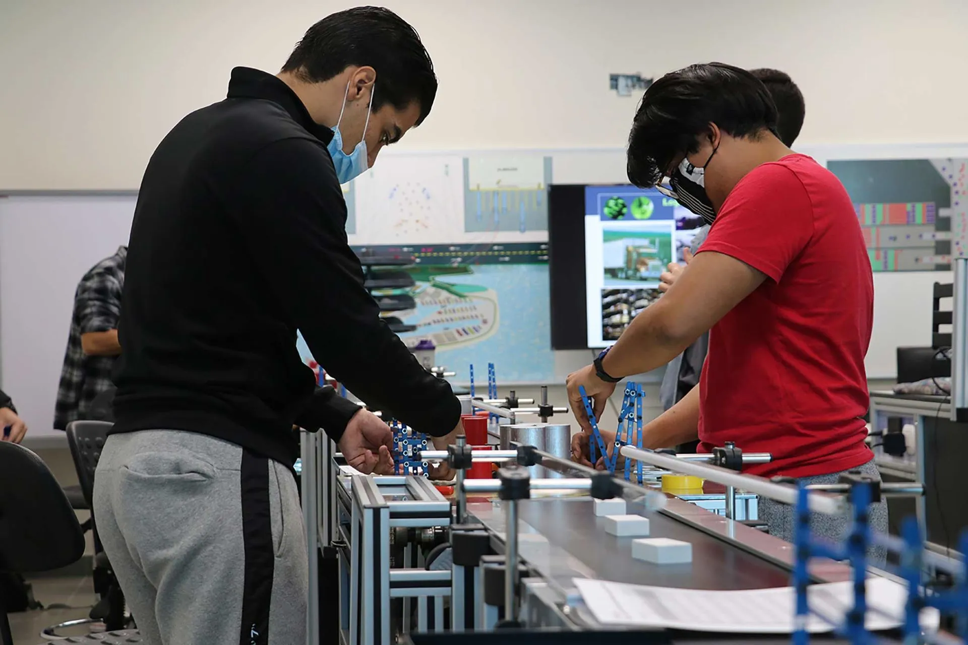 Alumnos del Tec Guadalajara crearon una simulación de cadena de suministro en la Semana de Innovación.