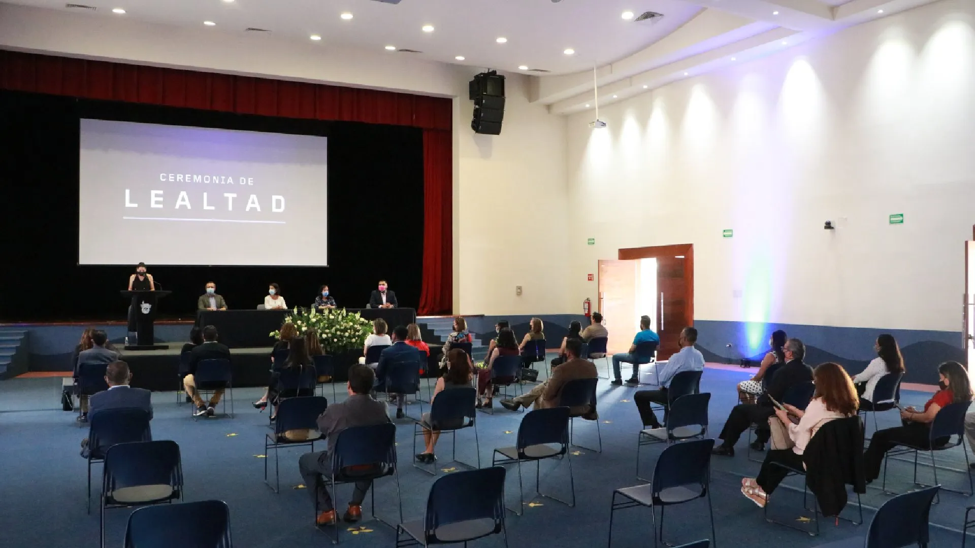 Los profesores y colaboradores reciben reconocimientos en ceremonia de lealtad.