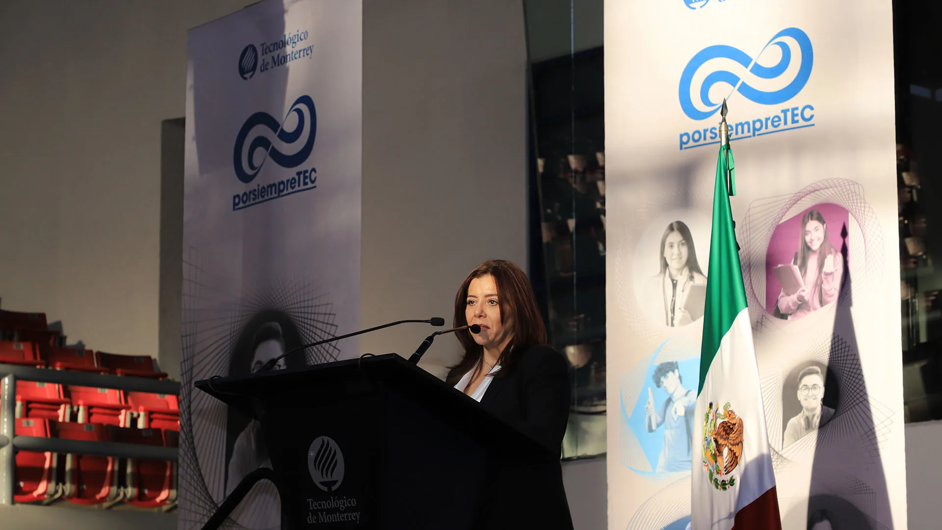 Claudia Gómez, discurso a candidatos a egresar en Tec CEM