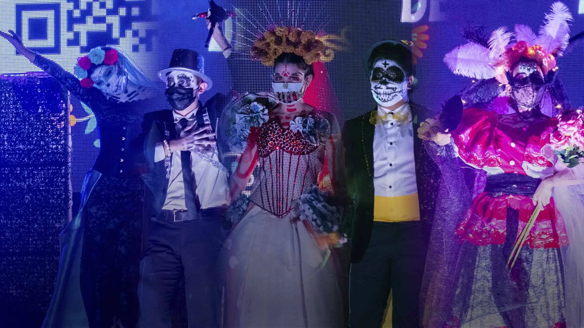 Catrinas y catrines ganadores en la pasarela del Fandango de las Catrinas.