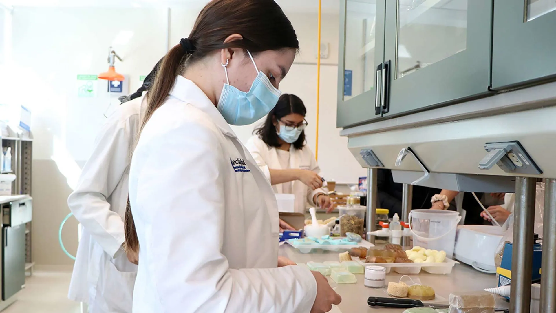 Alumnos del Tec Guadalajara crean cosmética natural en la semana de innovación.