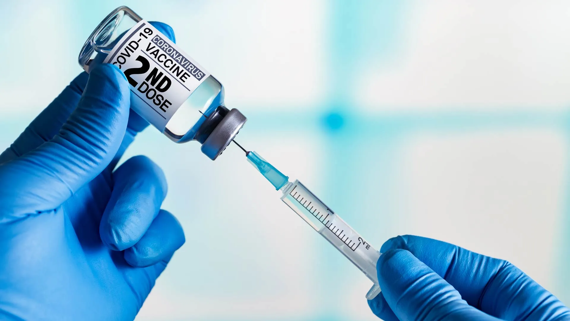 Especialistas de TecSalud explican la relevancia de recibir la segunda dosis de la vacuna contra el COVID.