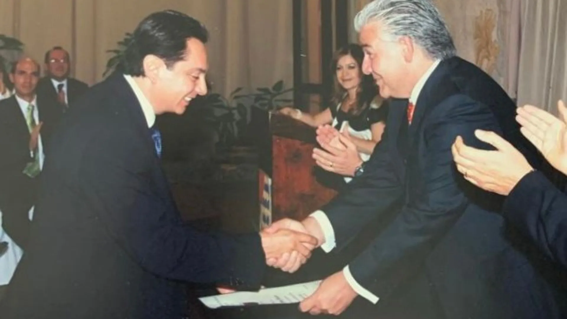 Jaime Delgado recibiendo su título