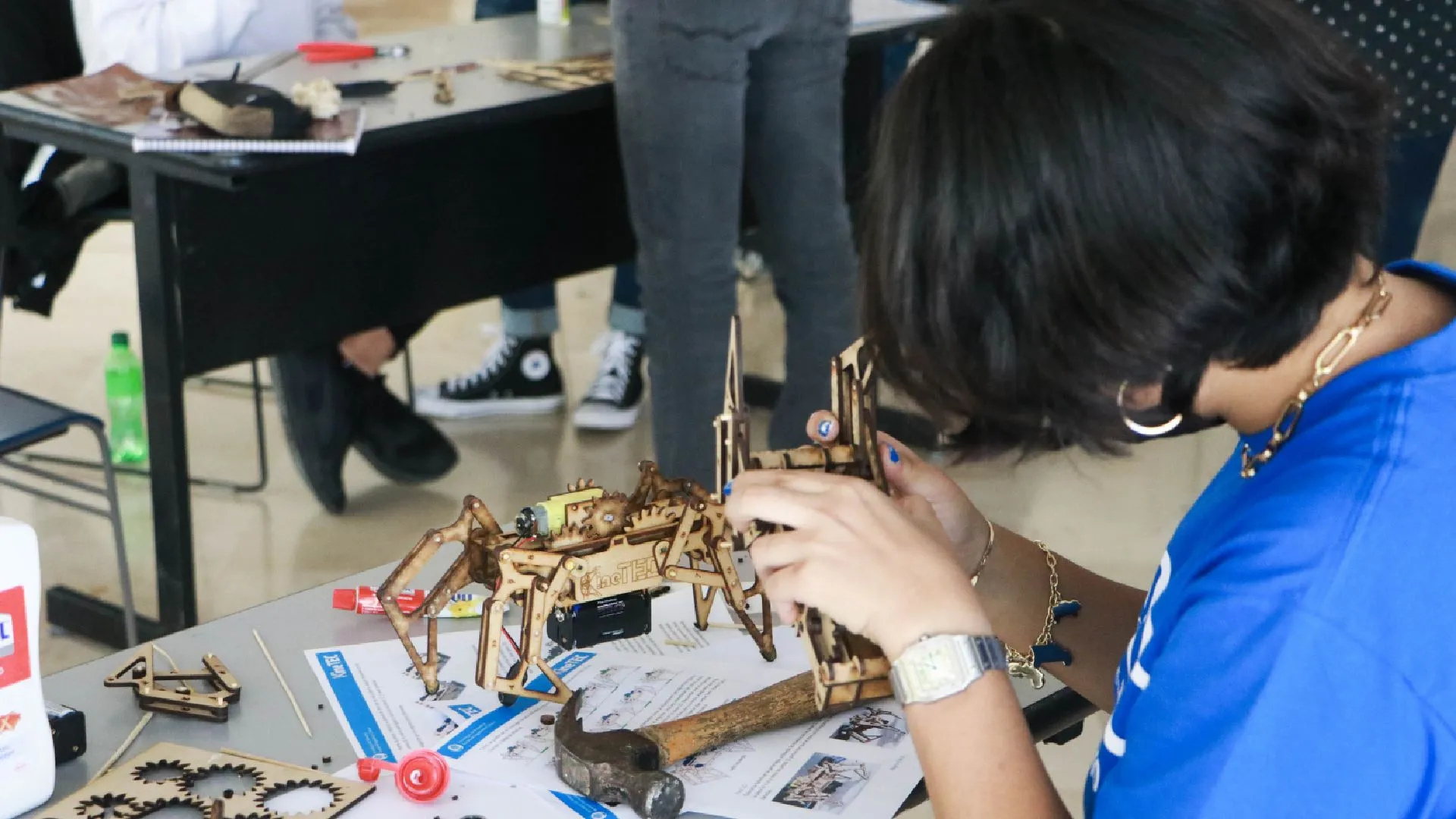 Estudiantes arman la araña robótica del reto KineTEC