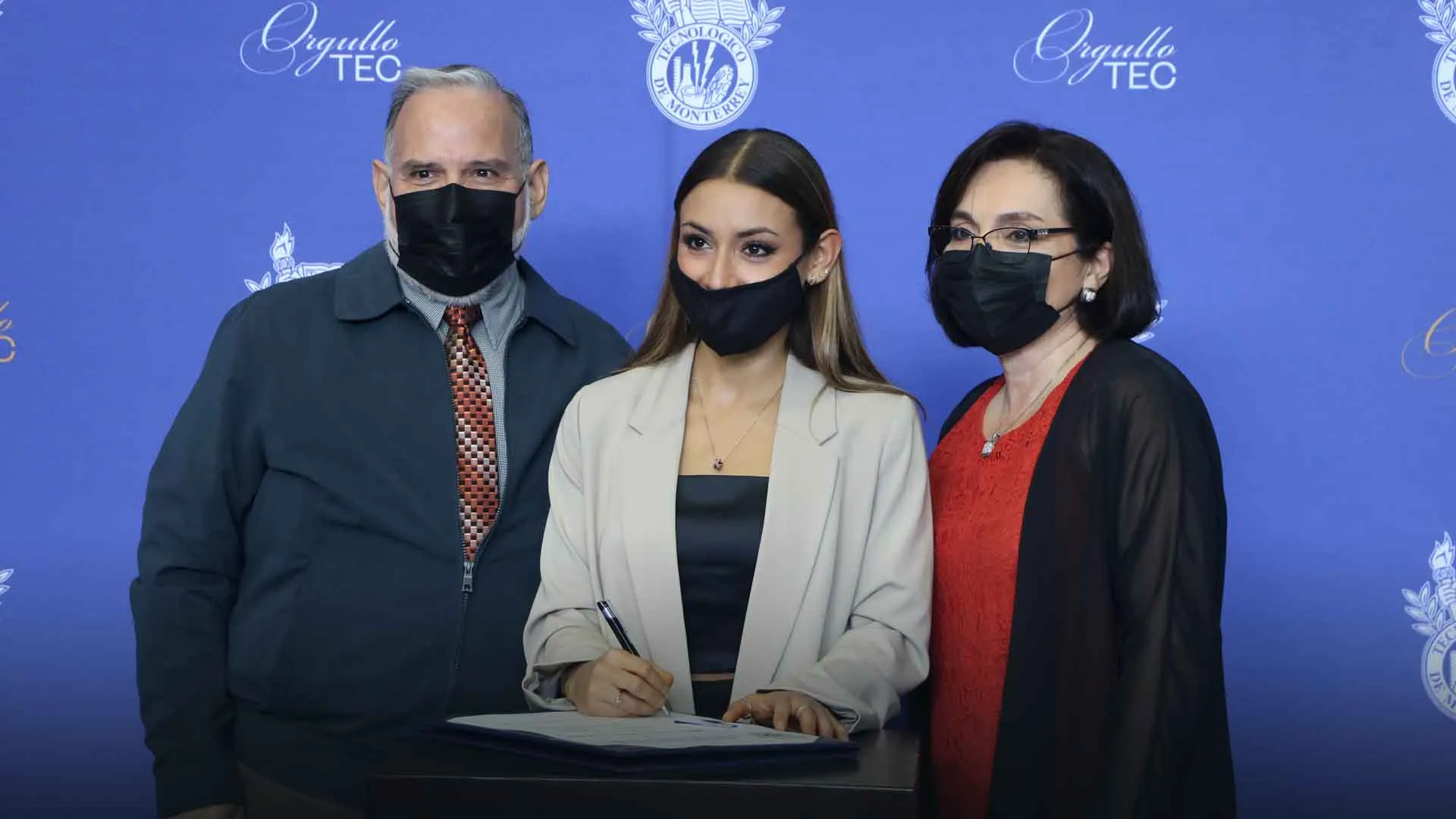 Disfruta generación diciembre 2021 la firma del título (fotogalería)