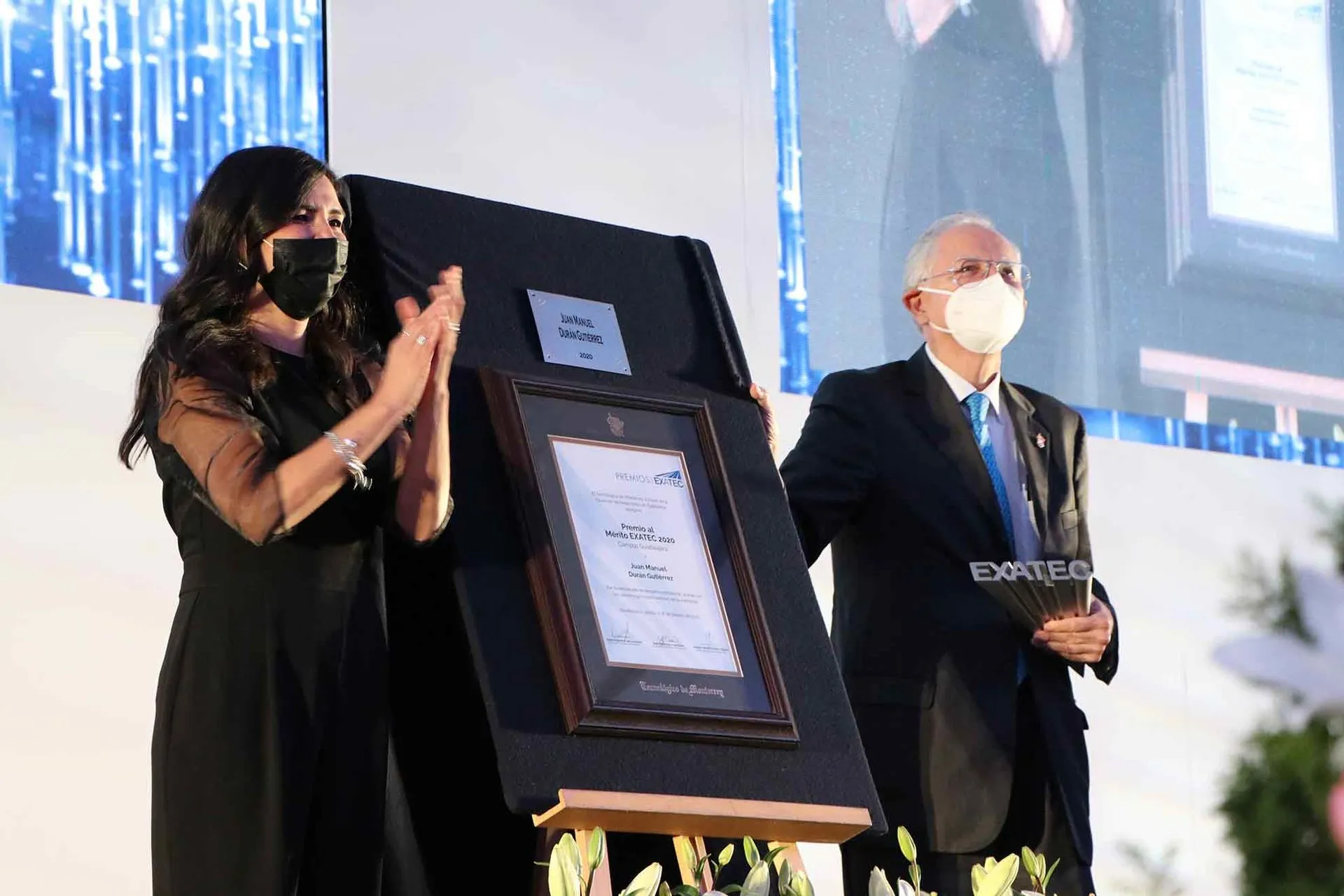 Tec Guadalajara entrega Premio Mérito EXATEC a Juan Manuel Durán.