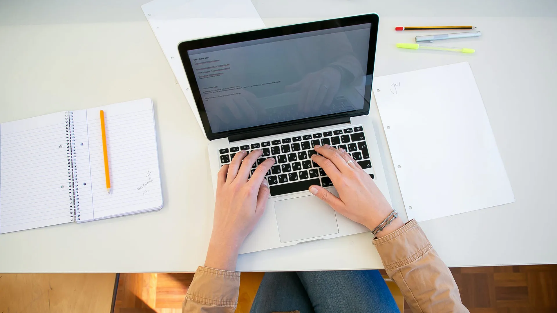 Persona escribiendo en computadora