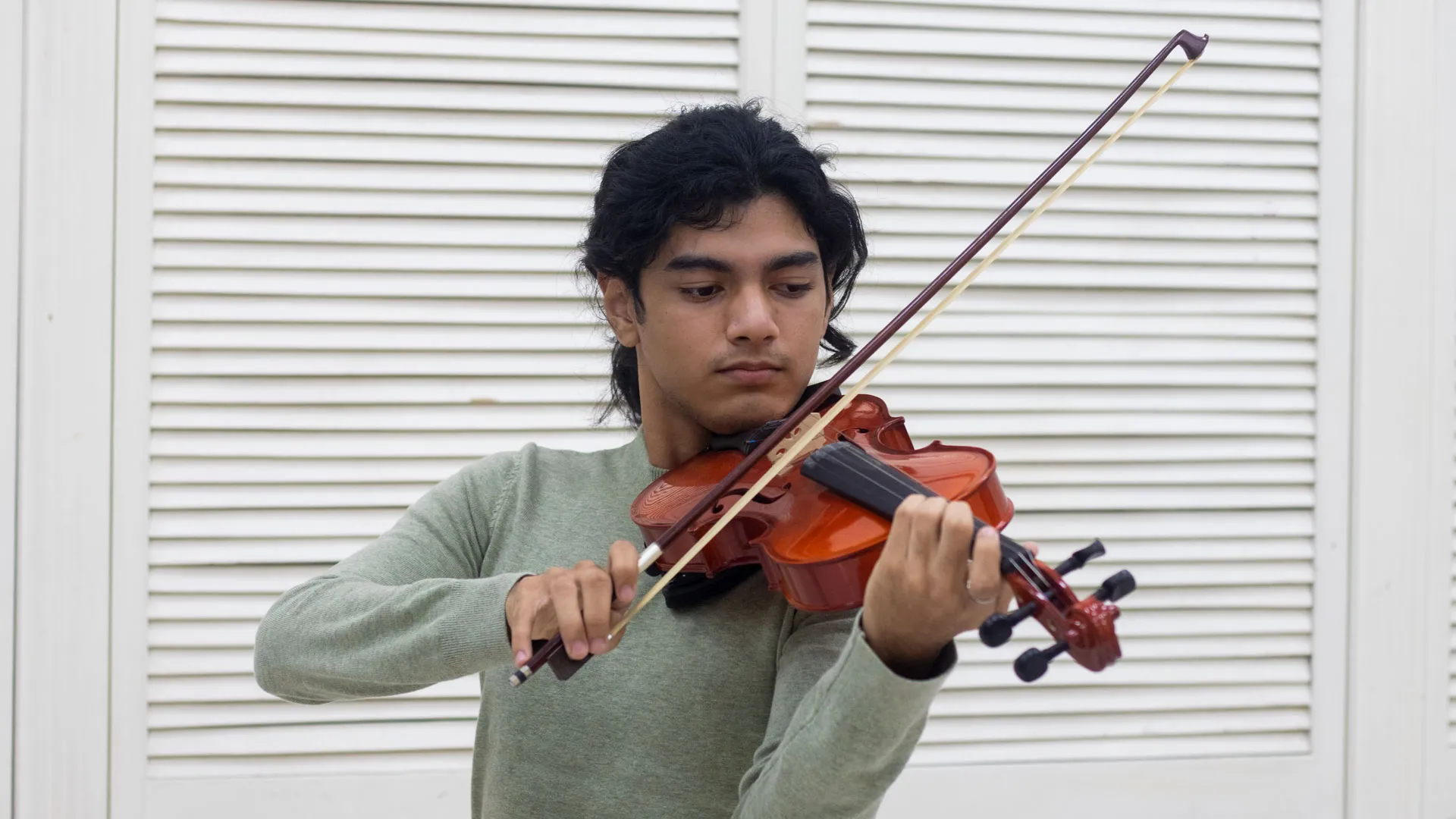 Emiliano tocando el violín