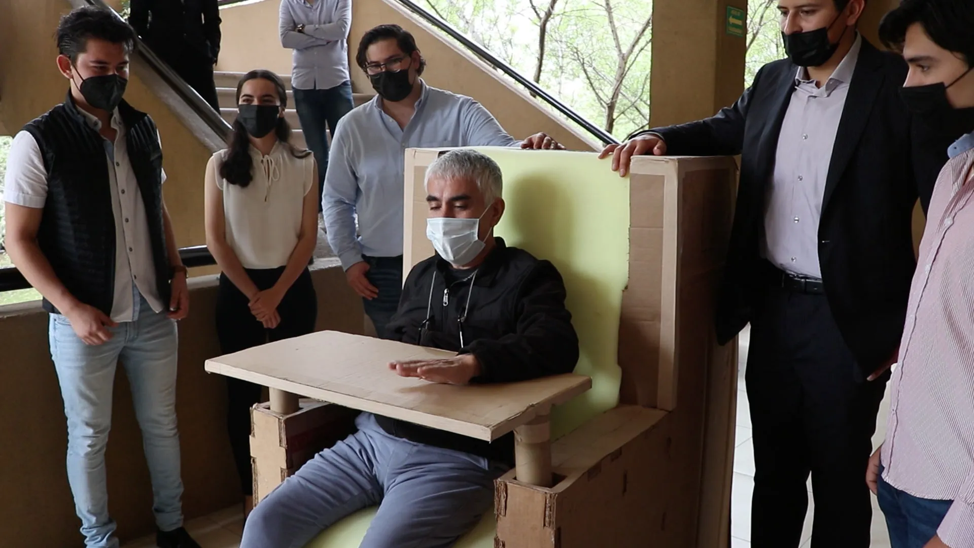 Abuelito probando una silla de cartón