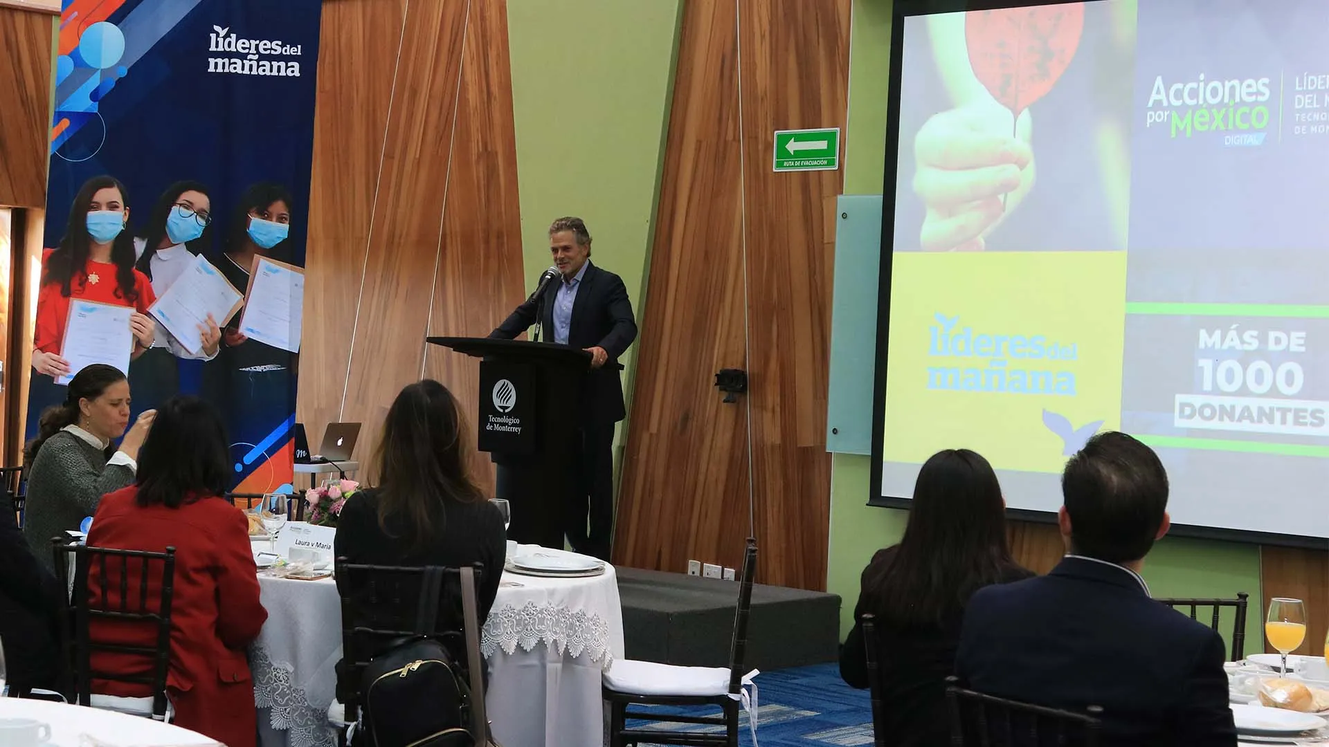 Arturo Zapata, acciones por México