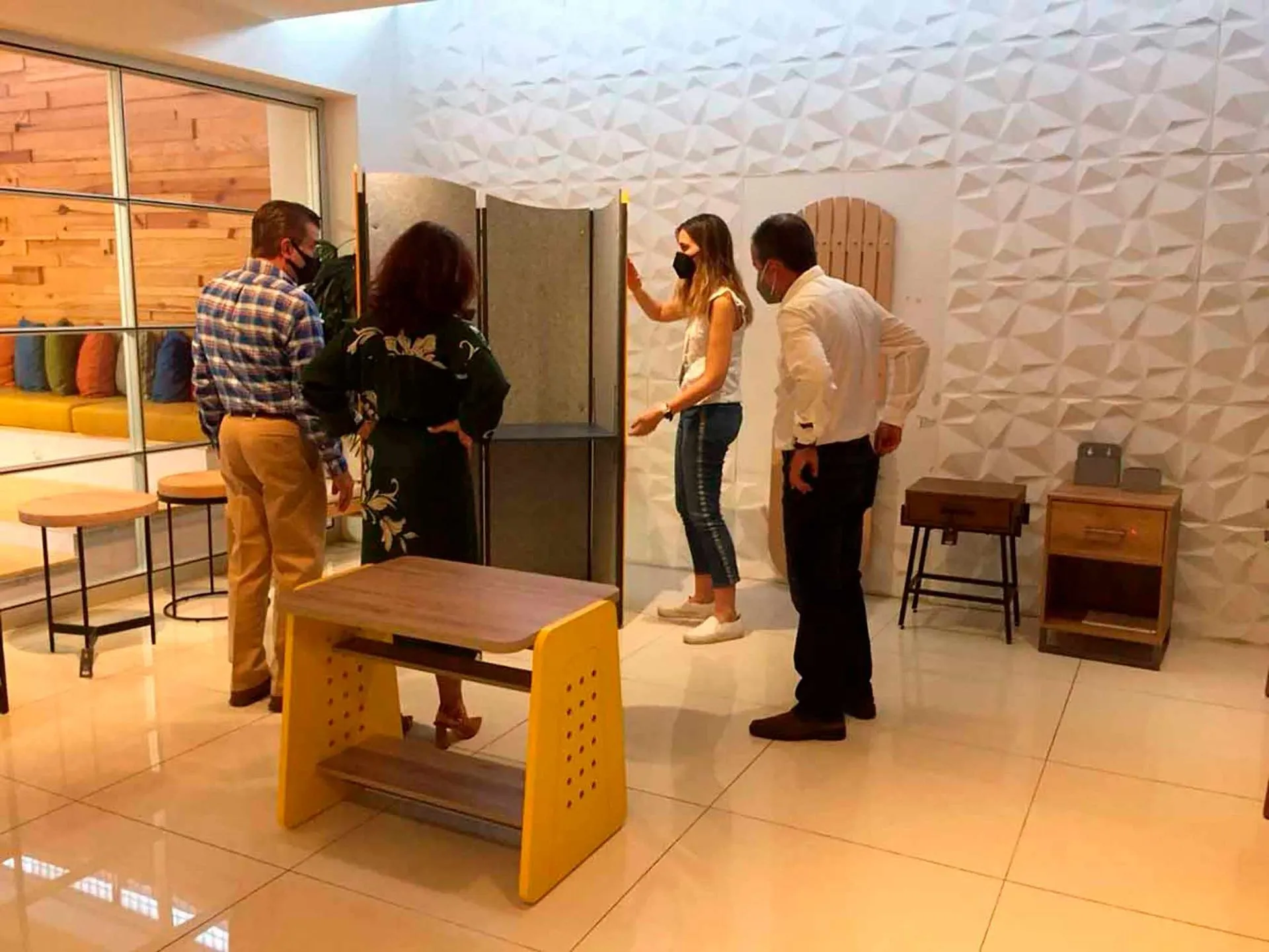 Alumnos del Tec Guadalajara crearon y expondrán en nueva york muebles para el home office.