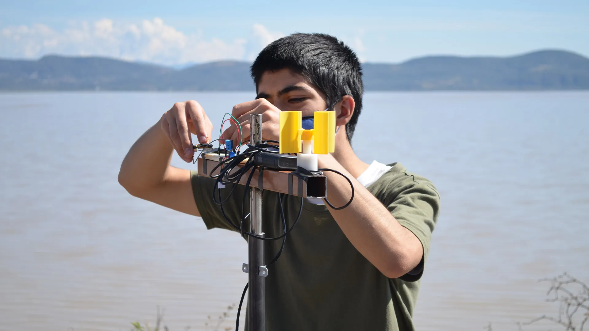 estudiantes y profesores de Campus Morelia buscan la restauración lago de cuitzeo con estación meteorológica
