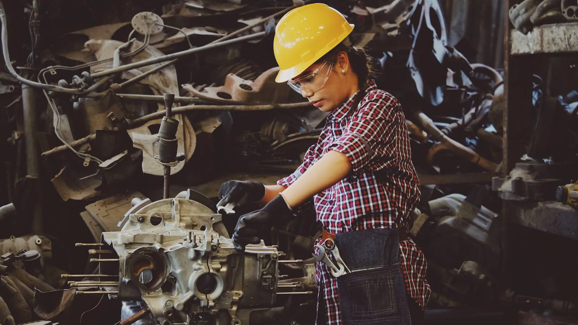 Mujer ingeniera en su campo de acción 