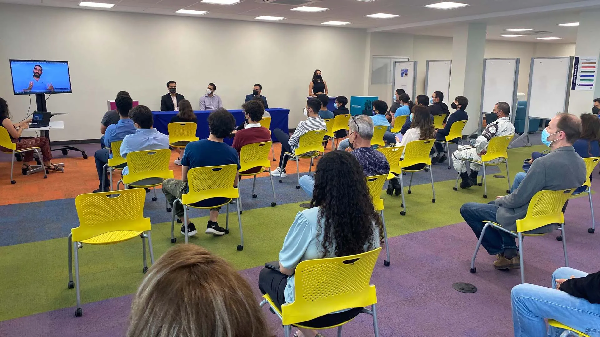 Los alumnos de PrepaTec recibiendo la certificaccion