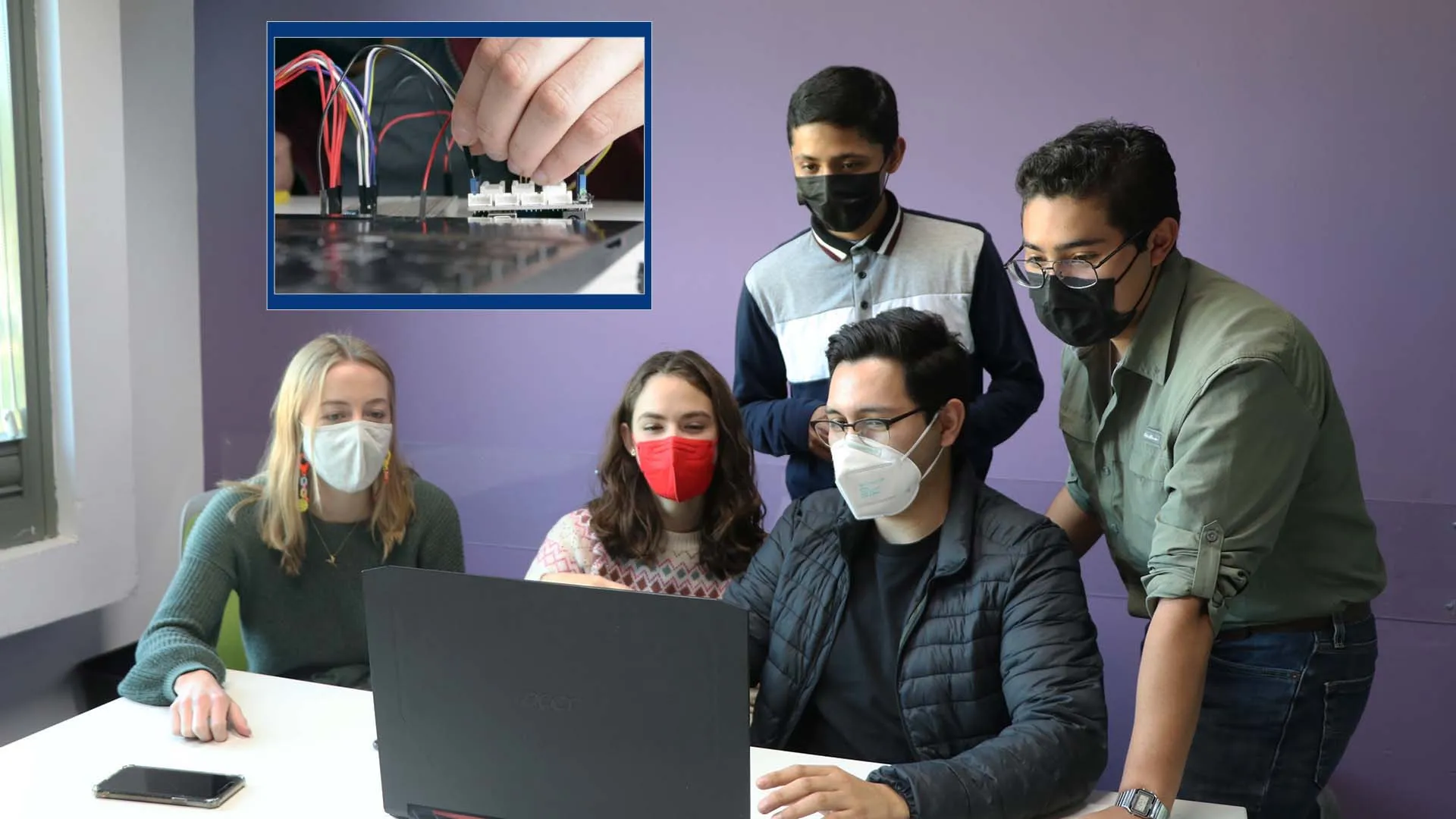 Estudiantes buscan ayudar a ciegos y débiles visuales a aprender braille.