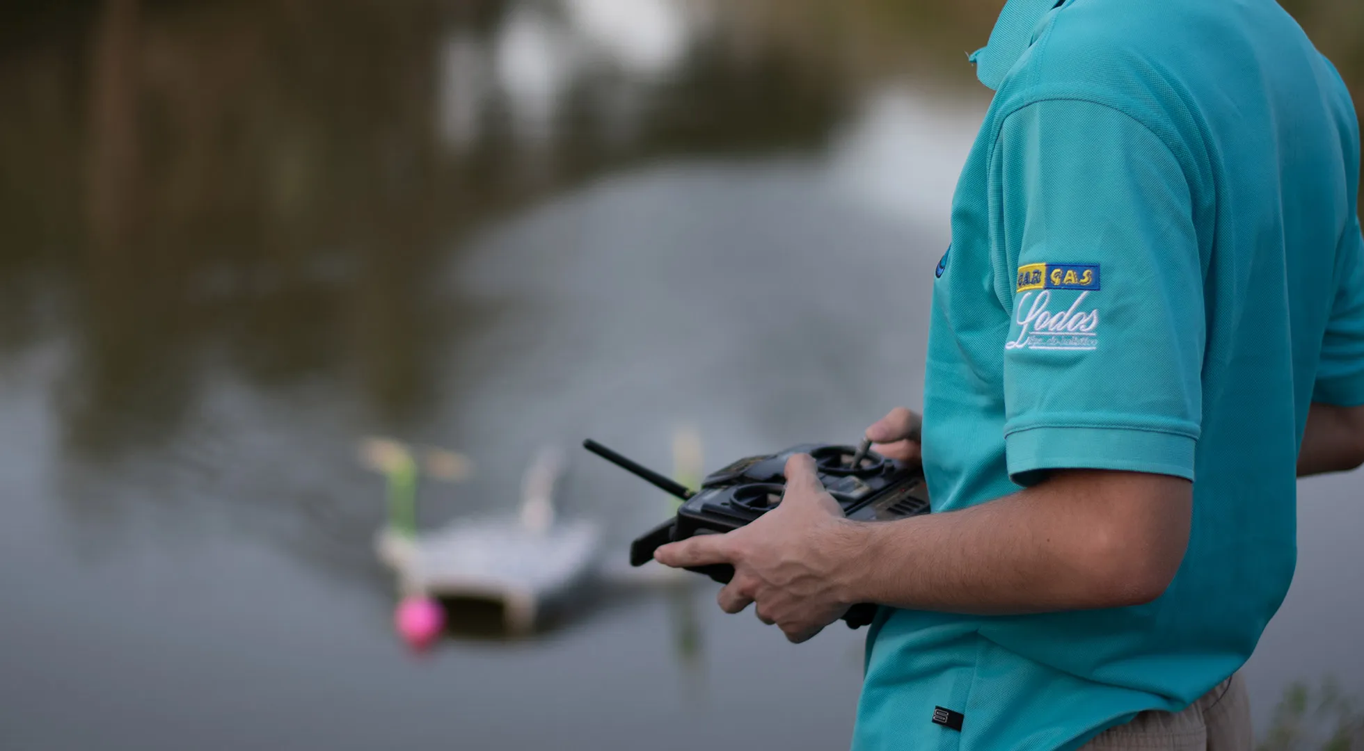 alumnos probando robot AKALI en el río