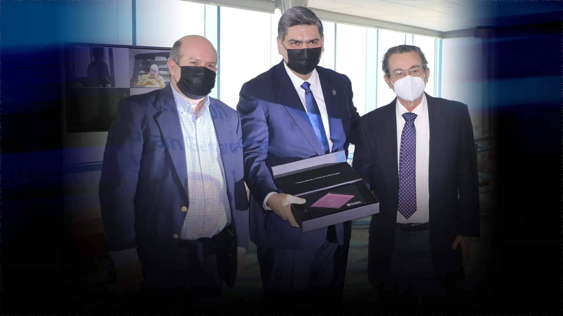 Generación LAE 87 dona beca a Líderes del Mañana y reconoce a profesor Juan Gerardo Garza