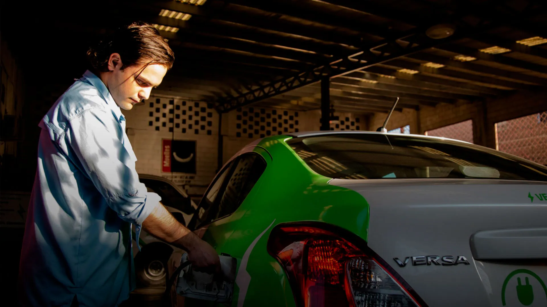 Con su empresa E-V-H, el egresado del Tec convierte vehículos con motor de gasolina a eléctricos.