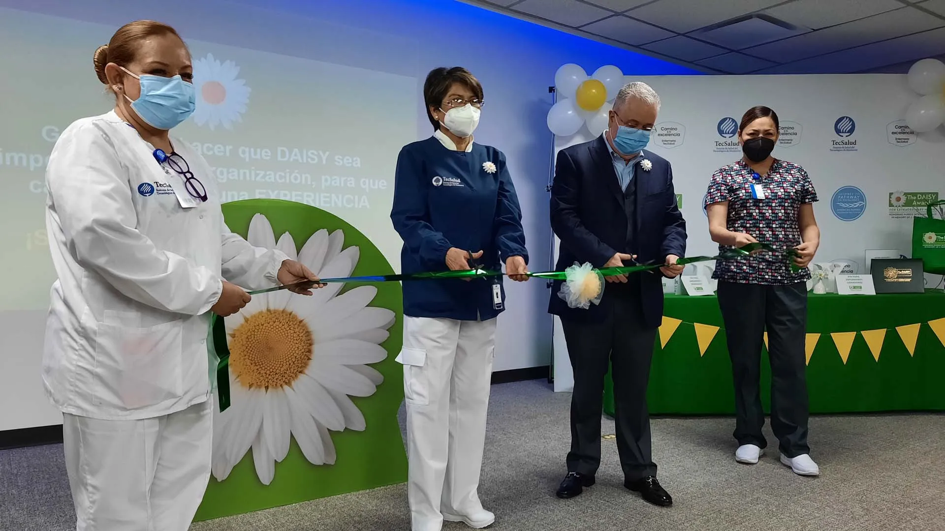 Corte de listón durante el lanzamiento del premio DAISY en el Hospital San José.