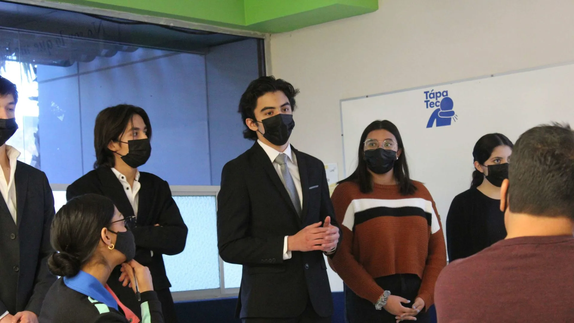 Alumnos de quinto semestre exponiendo a la FPZ.