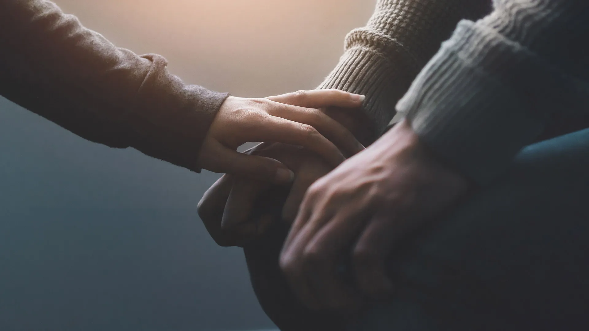 Persona tomando de la mano a otra persona