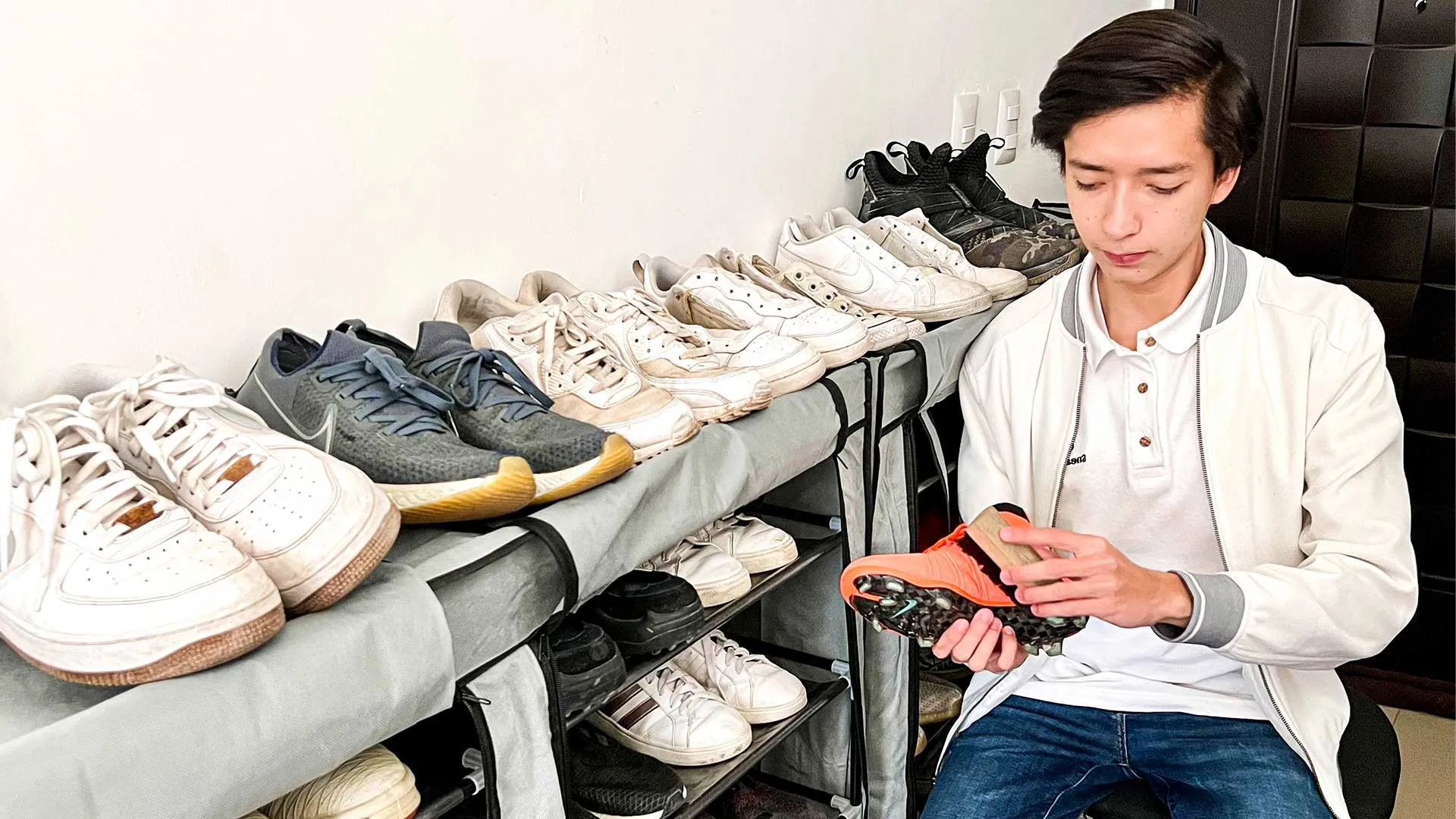 Iker limpiando unos tachones naranjas