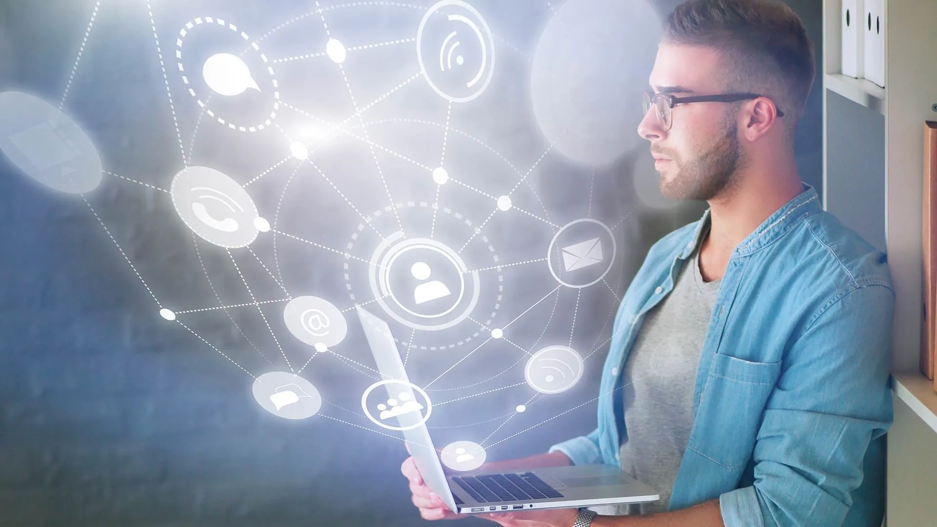 Techvolution: la visión de experiencias ágil y sencillas del Tec de Monterrey para su comunidad (ilustrada con un joven tomando una computadora y saliendo de ella elementos digitales visuales)