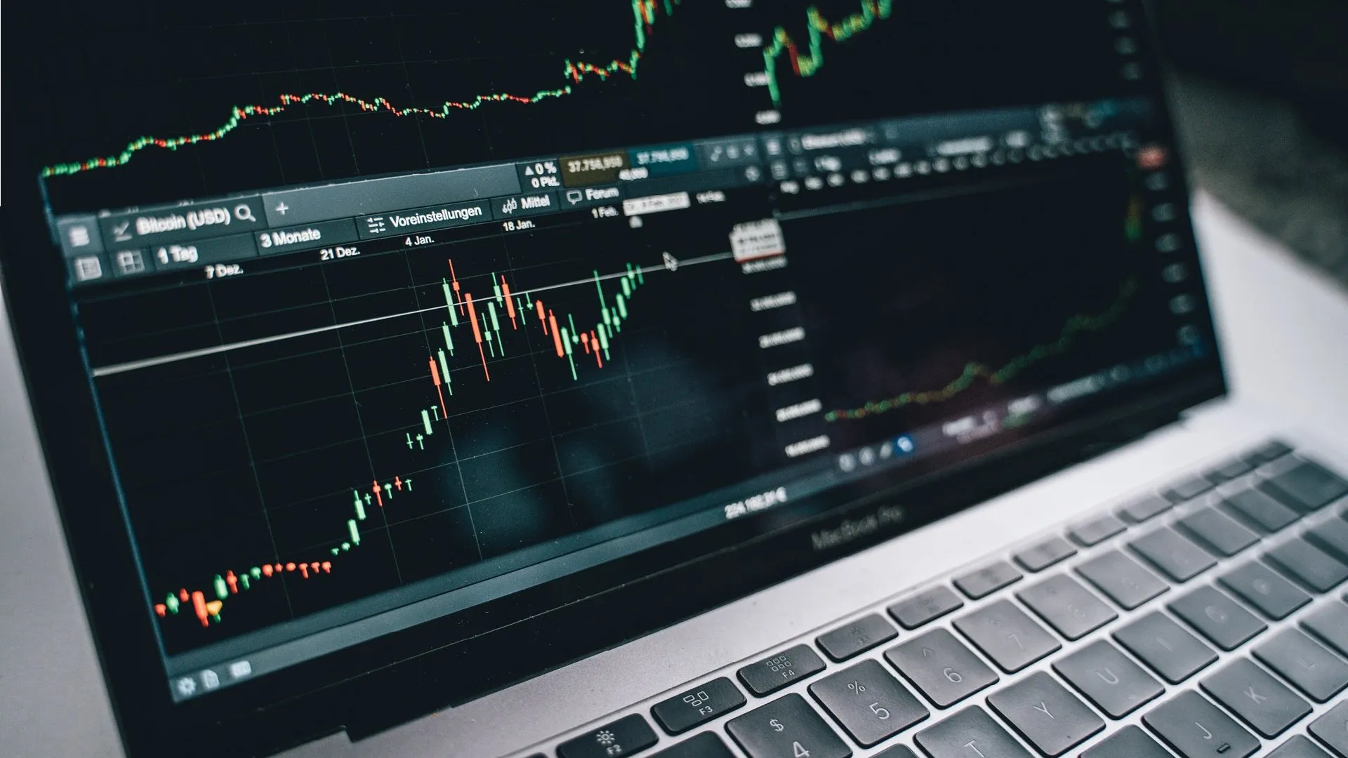 Laptop mostrando movimientos financieros