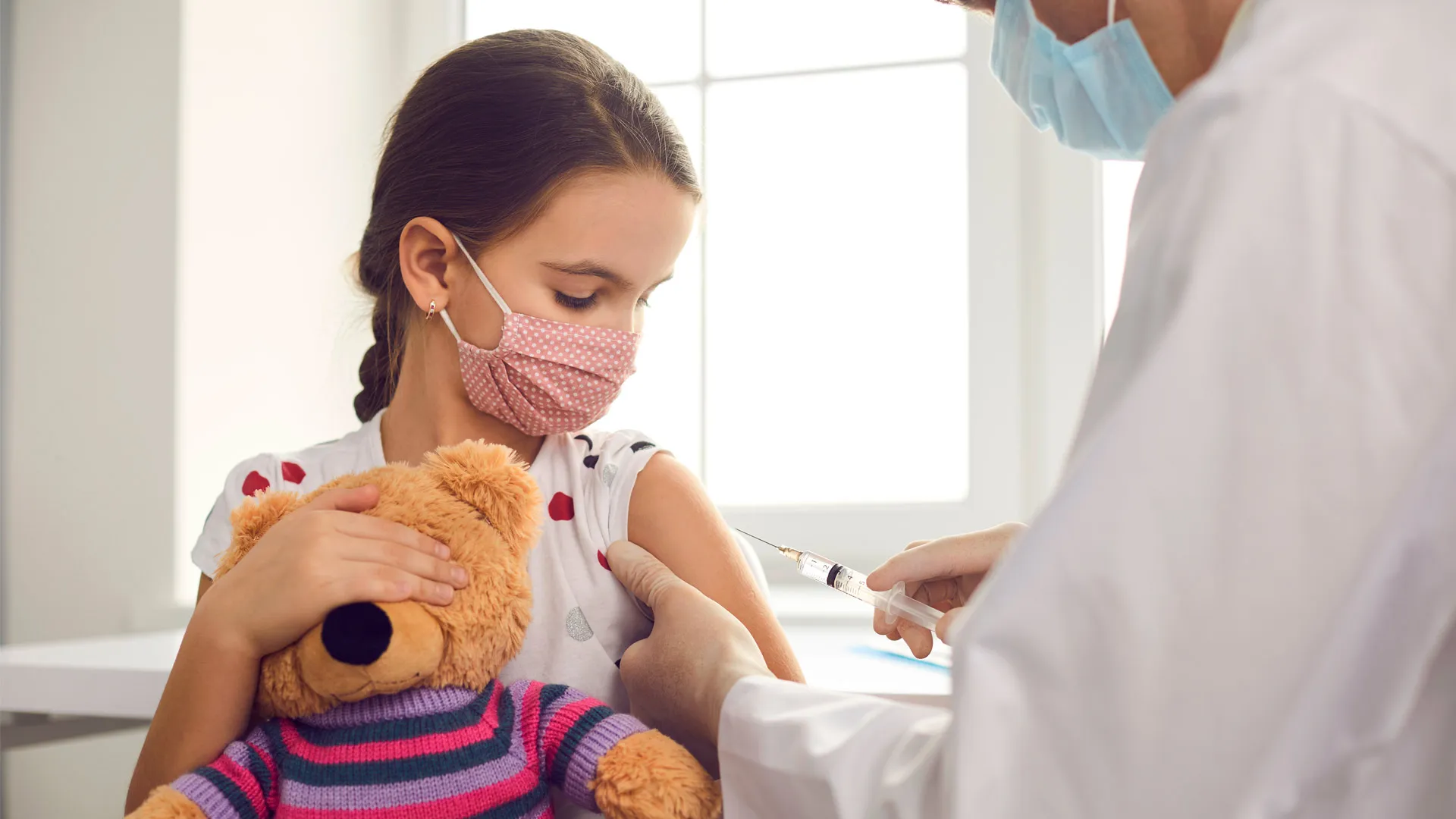 Pediatra de TecSalud explica los aspectos importantes de las vacunas contra el COVID-19 en menores.