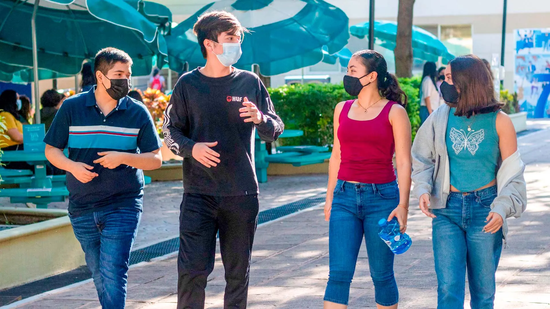 alumnos tec caminando por un campus