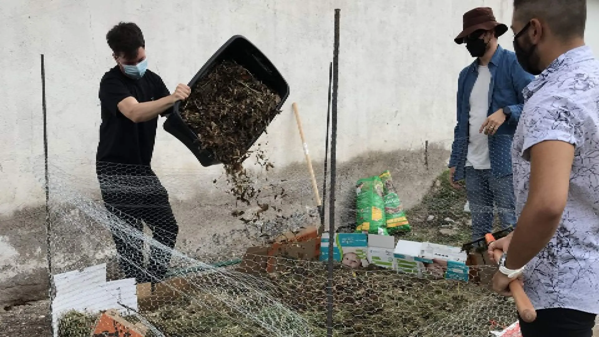 Los alumnos trabajaron juntos para crear el huerto y la composta.