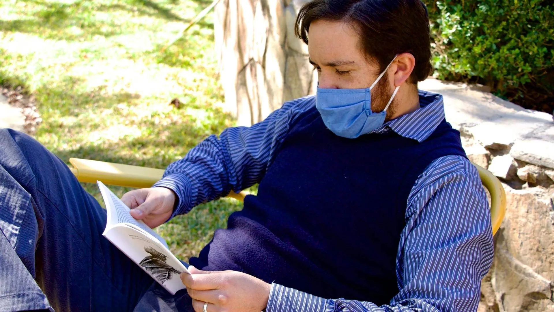 Profesor Tec con libro de cuentos
