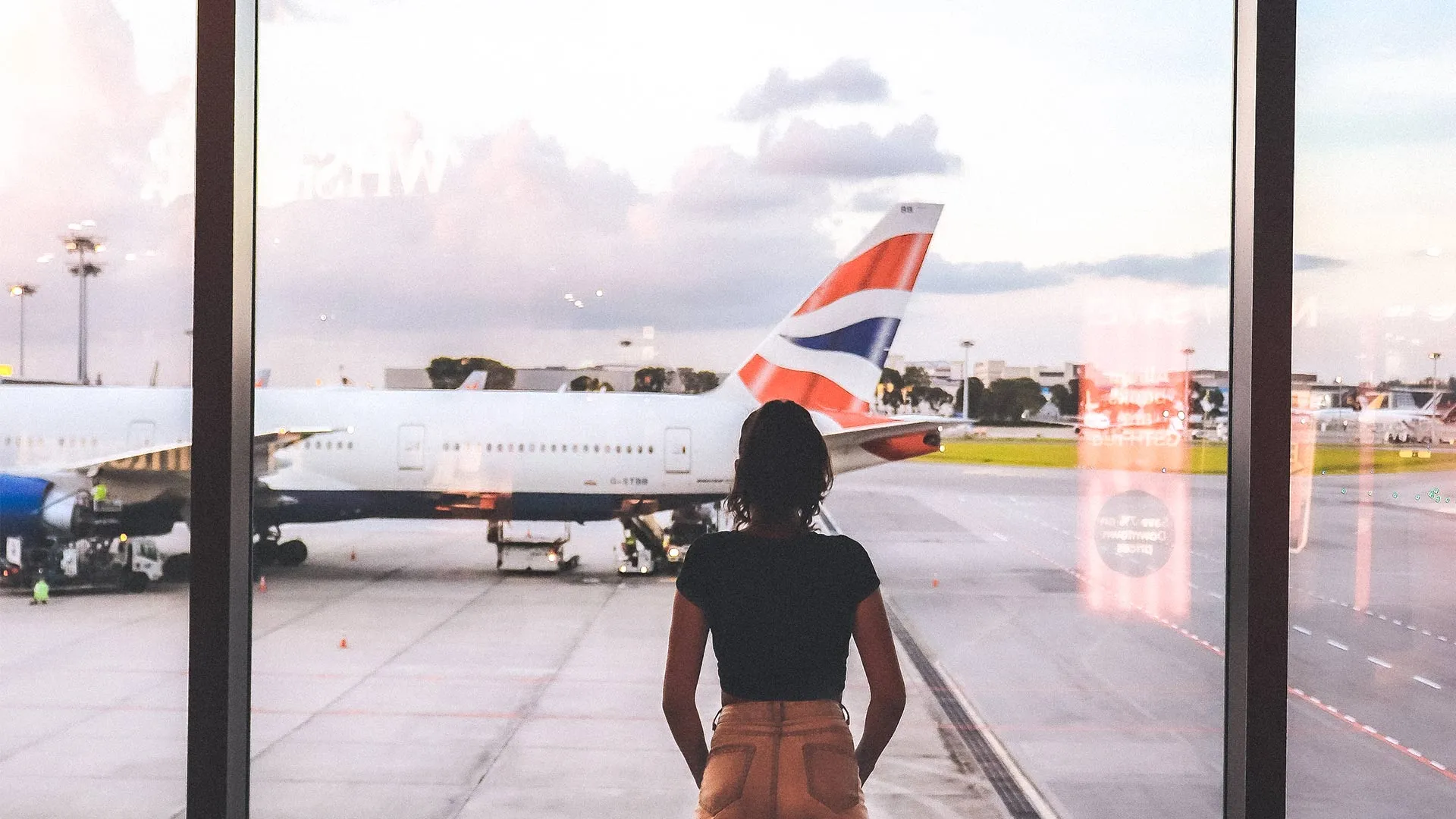 Mujer en sala de espera de aeropuerto internacional