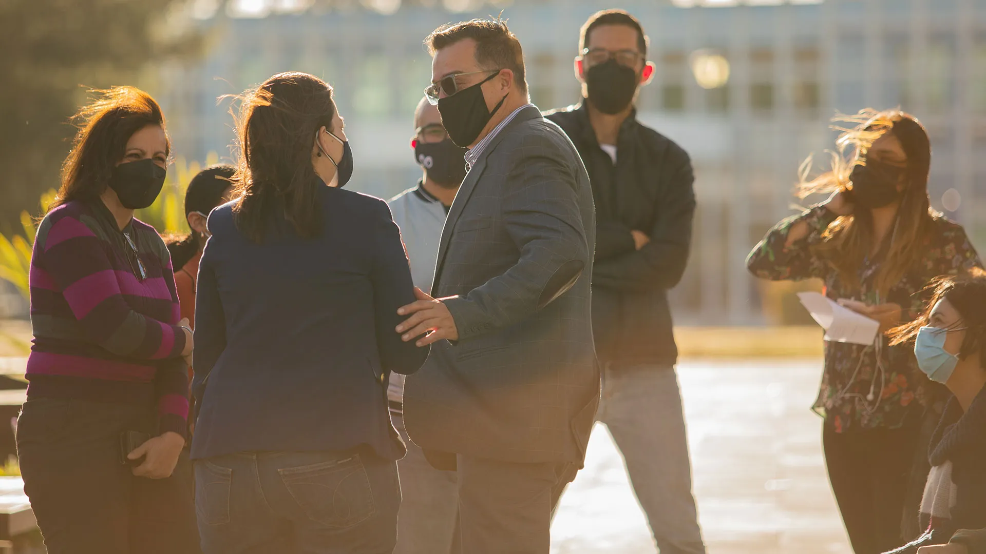 Octavio Diaz Barriga charla con colaboradores