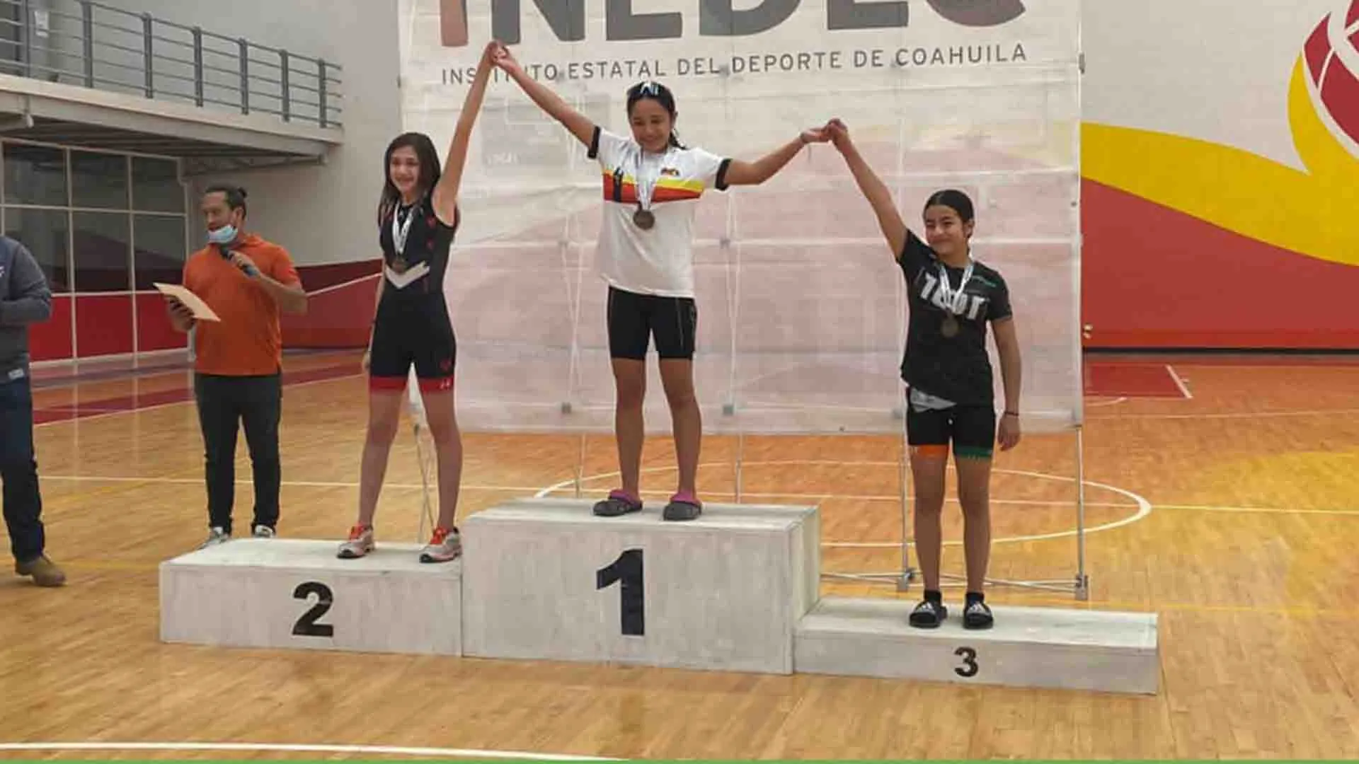 Alumnas de Secundaria Tec brillan en Acuatlón