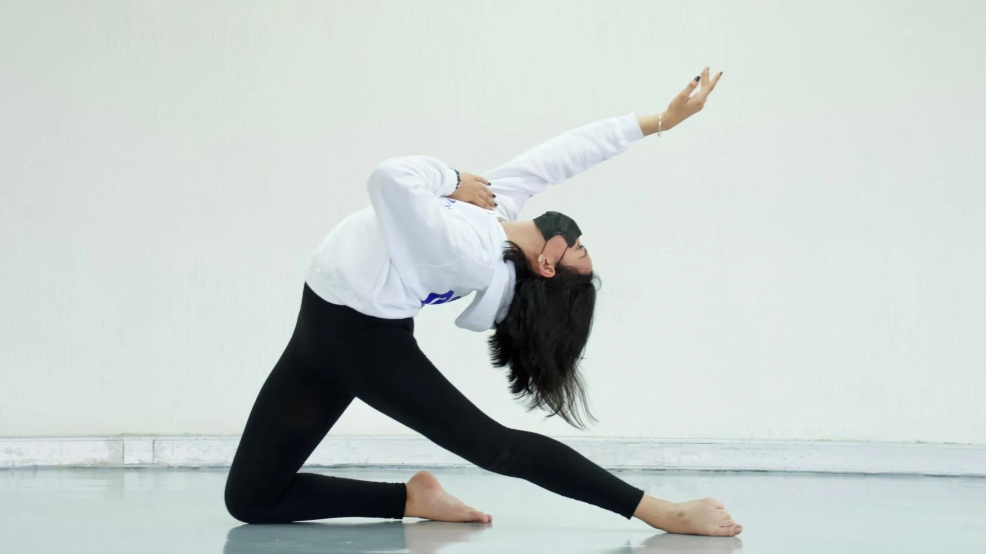 Arely practicando ballet