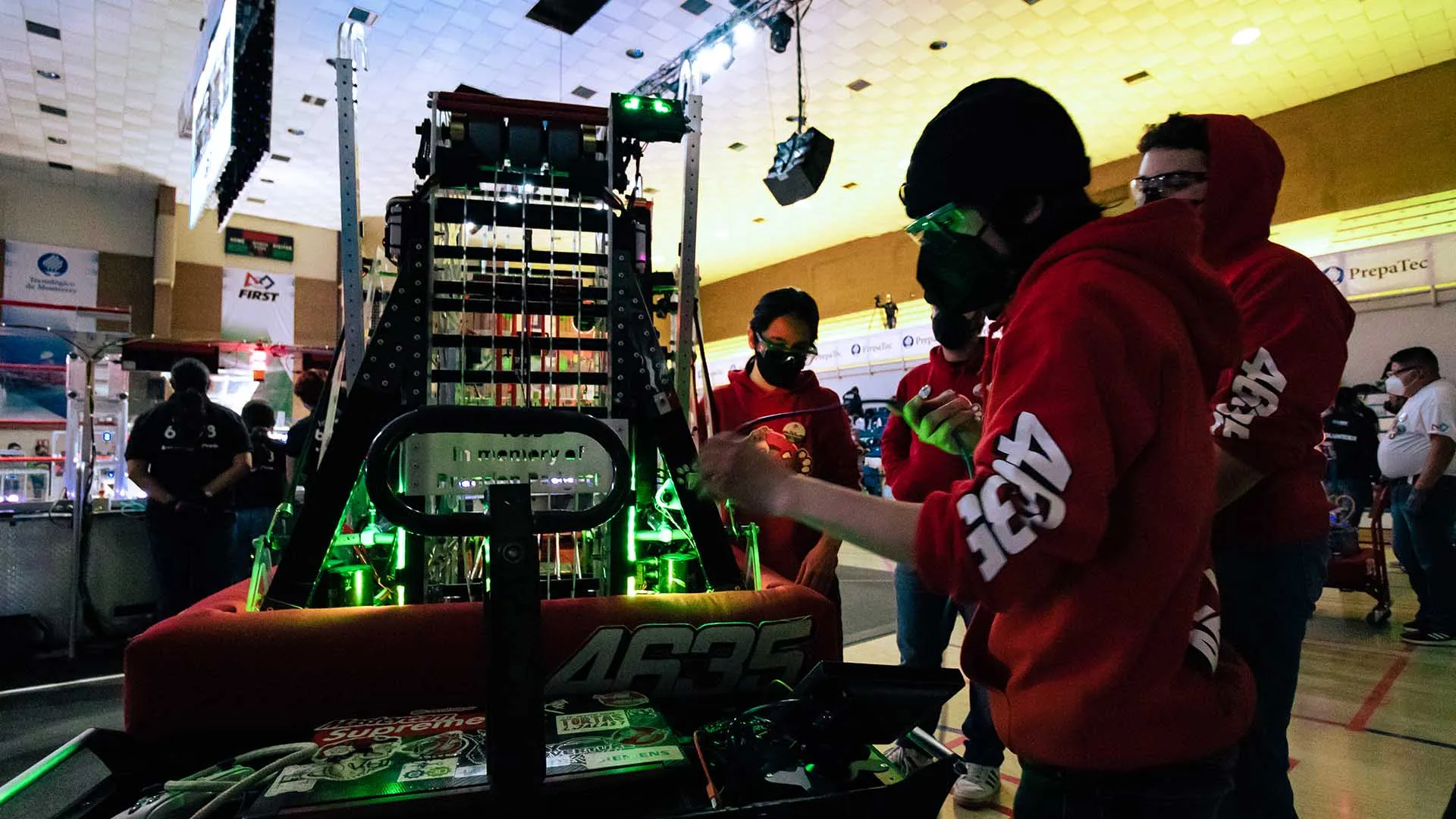 Ganan FIRST equipos de PrepaTec en Laguna