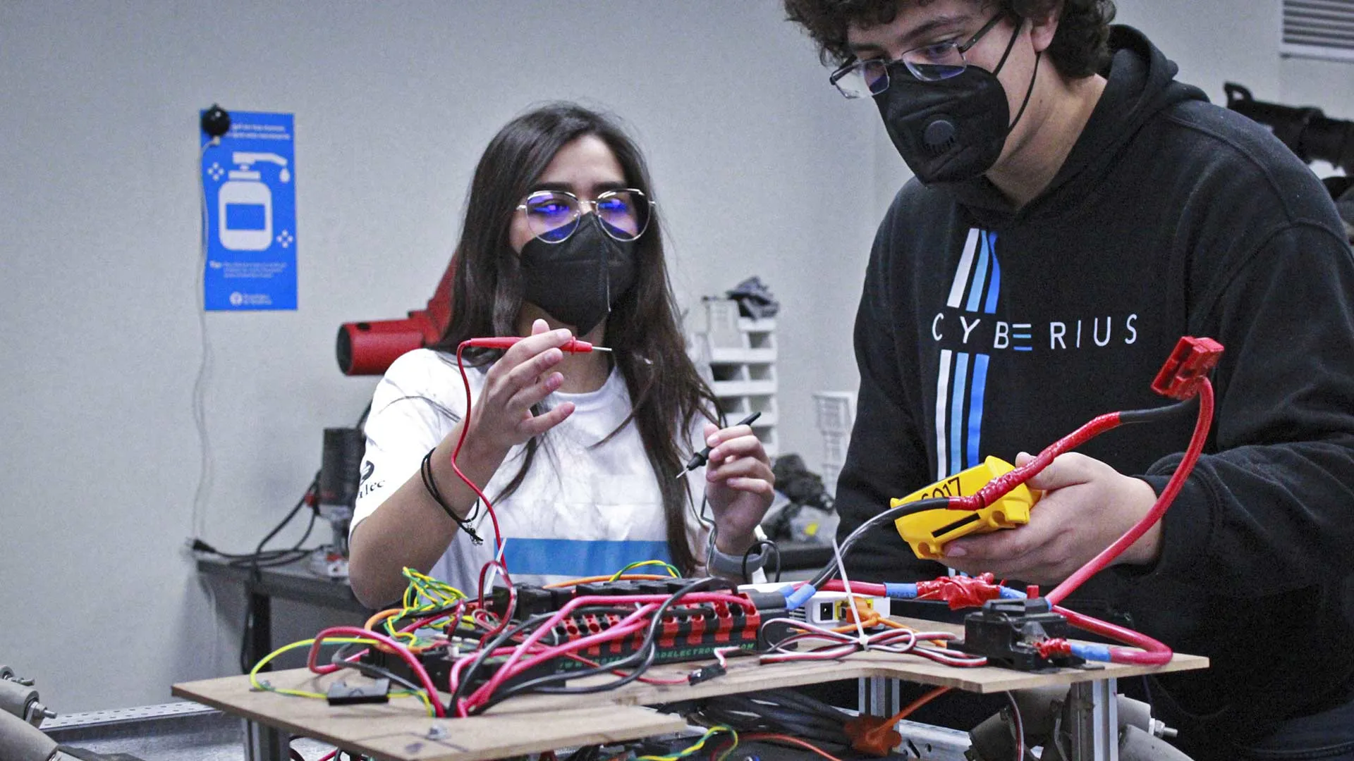 Alumnos de la PrepaTec Santa Catarina integrantes del equipo de robótica Cyberius