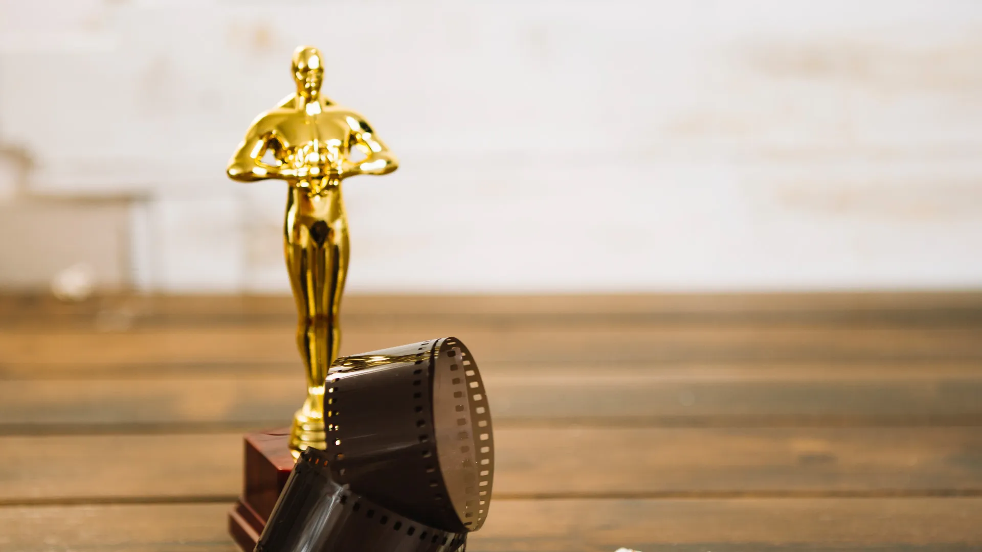 estatuilla de los premios oscar sobre una mesa