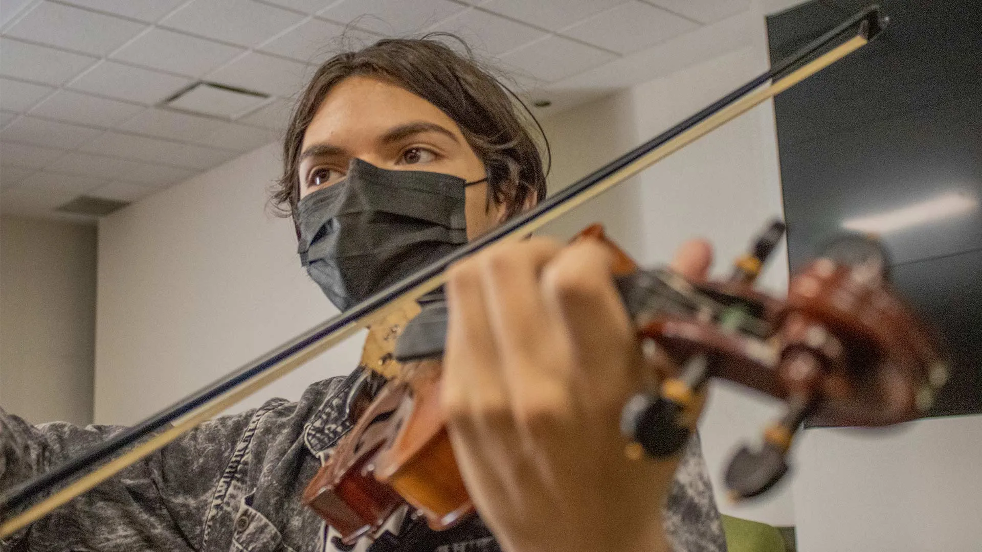 Estudiante de PrepaTec toca el violín en inauguración del Aeropuerto Felipe Ángeles