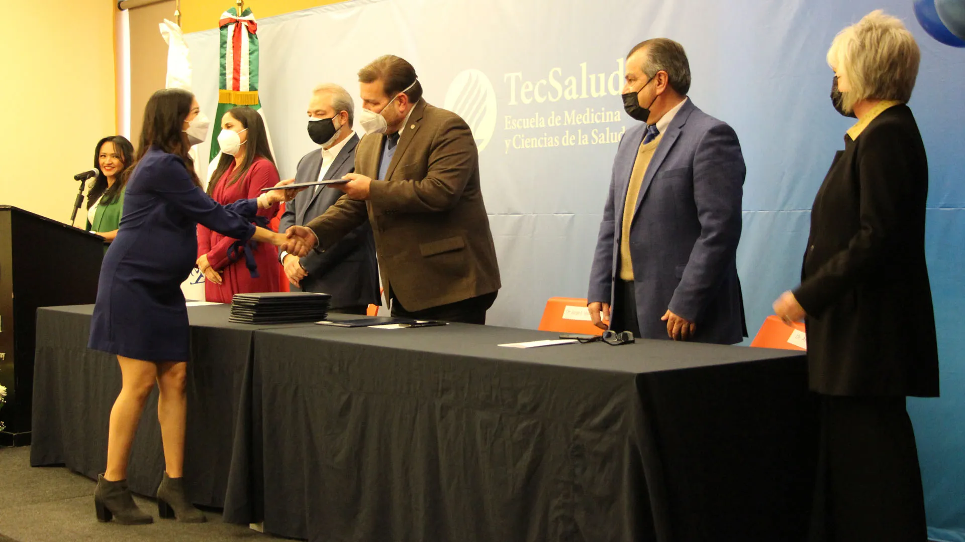 Nueva generación de médicos especialistas reciben sus diplomas durante la ceremonia de graduación de los cursos de alta especialidad médica.