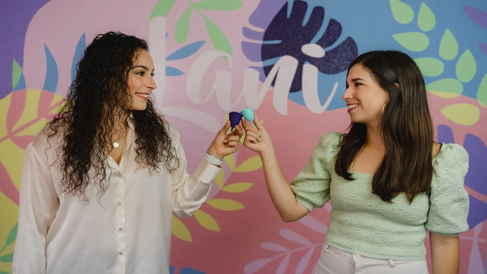 Paola y Sofía sosteniendo copas Lani