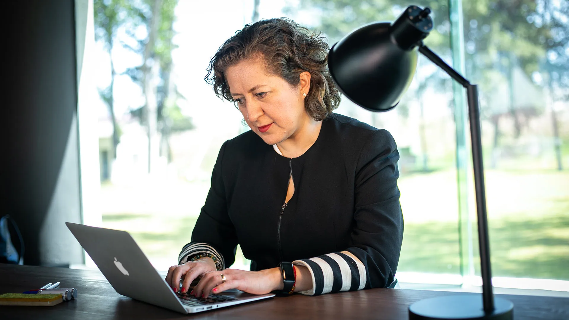 La doctora investigadora Atziri Moreno trabajando